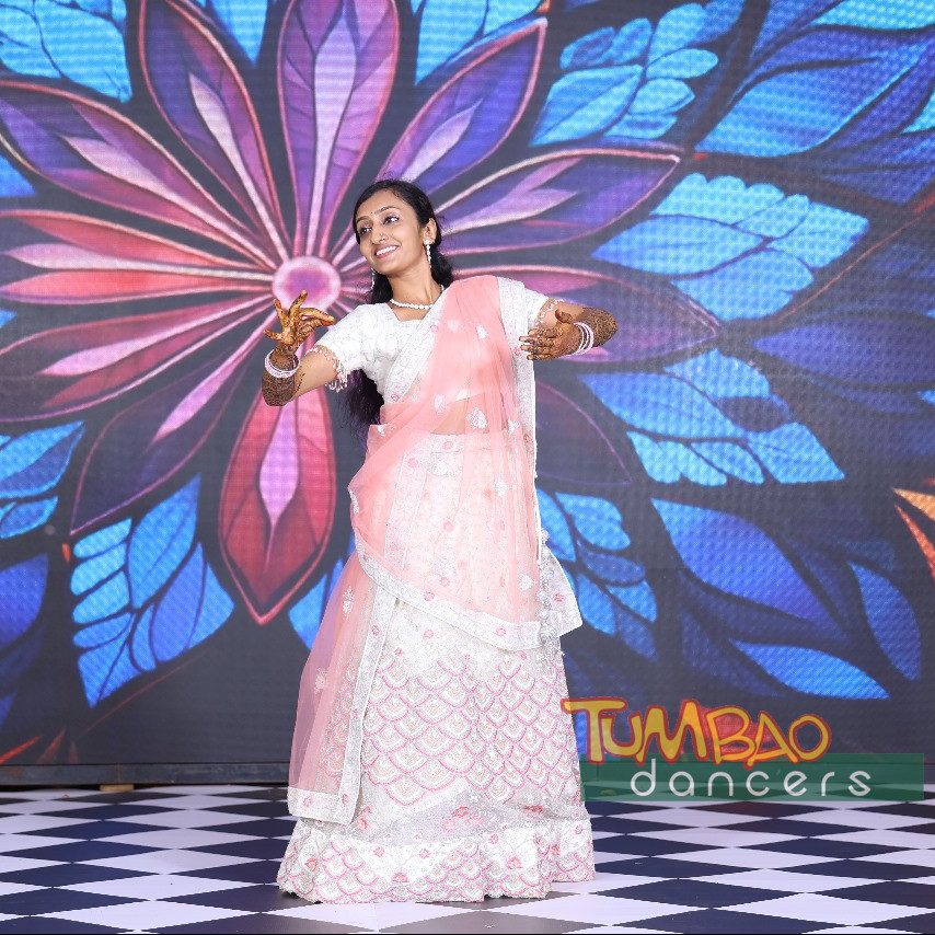 Tumbao Dance Studio Kursleiterin Varshini Bollywood