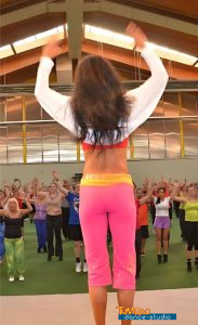 Zumba Wien – Teilnehmerin beim Zumba-Tanzkurs im Tumbao Dance Studio