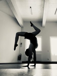 Tumbao Dance Studio Acrobatics Kursleiter Julia